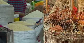 হঠাৎ বাড়লো চাল ও সোনালি মুরগির দাম